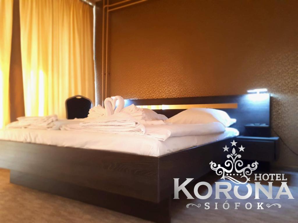 Ένα ή περισσότερα κρεβάτια σε δωμάτιο στο Hotel Korona