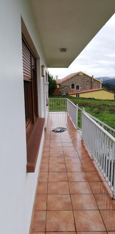 a porch of a house with a balcony at Casa Herbellas in Cedeira