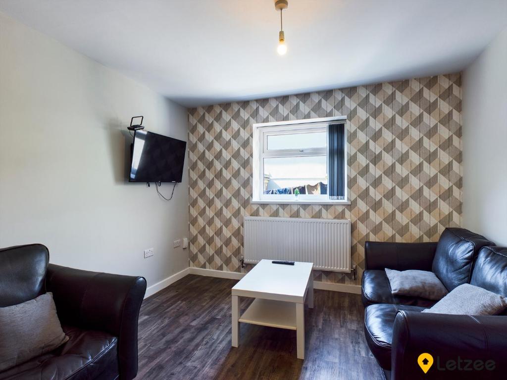 110 Fabian Way - Housity