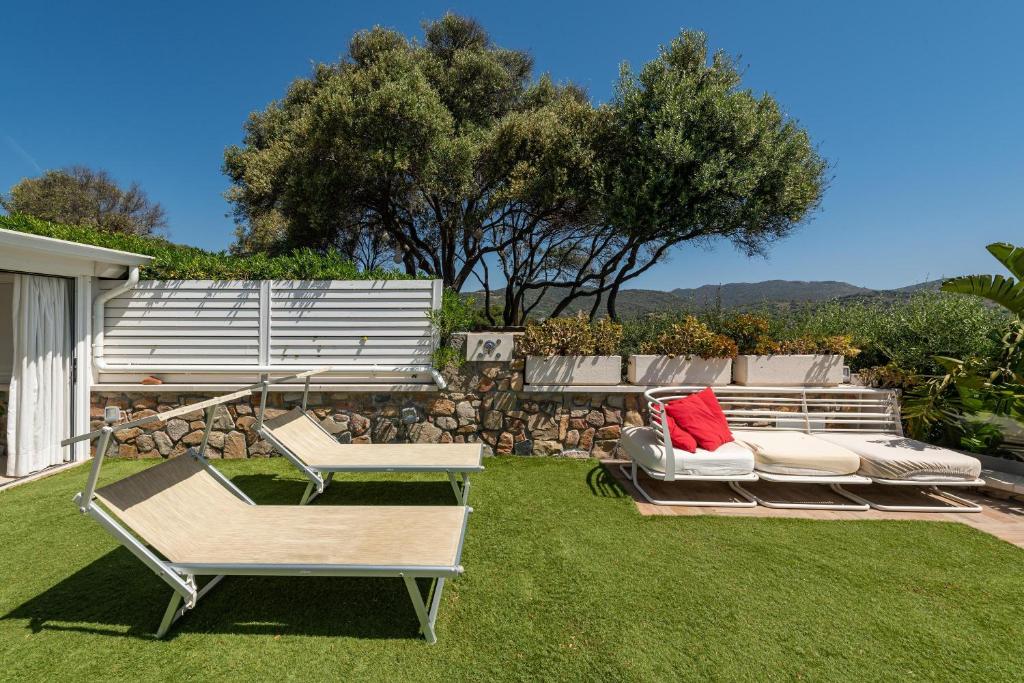 A garden outside Villa Acquamarina