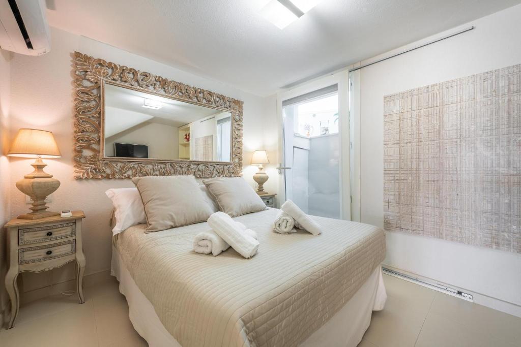 A bed or beds in a room at Villa Acquamarina