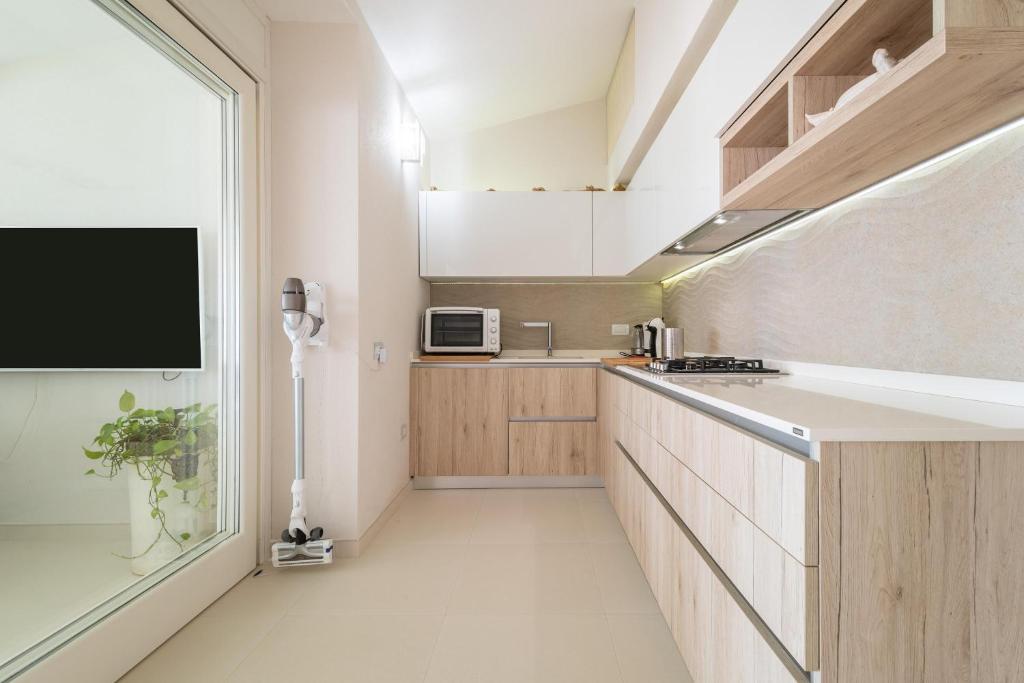 A kitchen or kitchenette at Villa Acquamarina