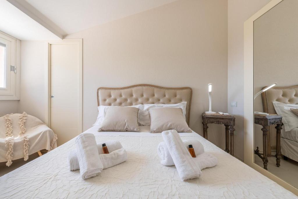 A bed or beds in a room at Villa Acquamarina