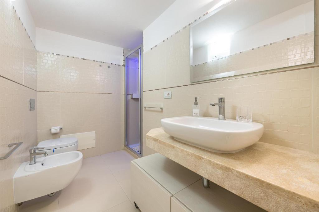 A bathroom at Villa Acquamarina