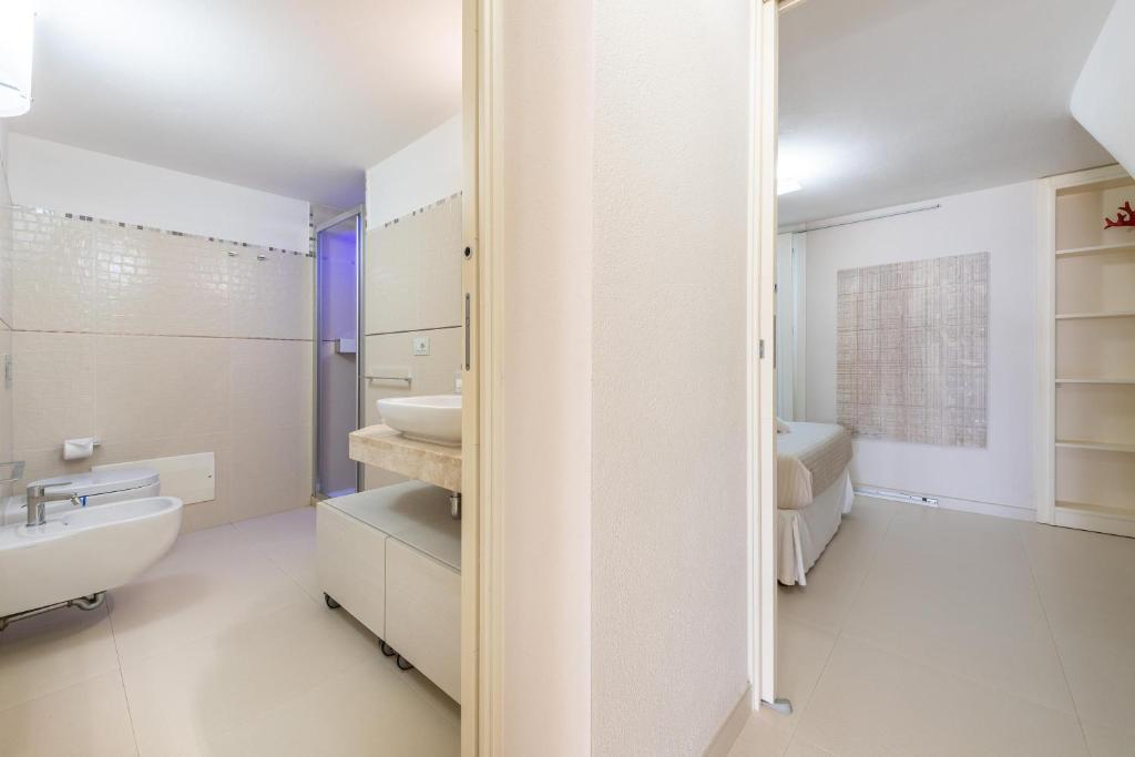A bathroom at Villa Acquamarina