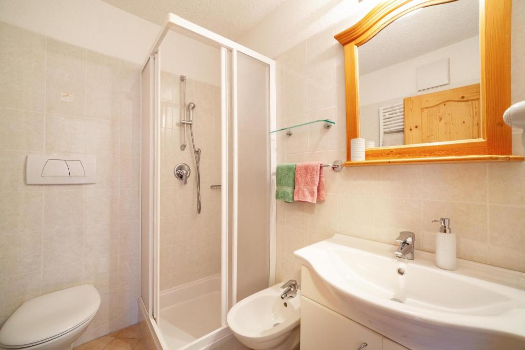 A bathroom at Hof am Schloss Apartement Enzian