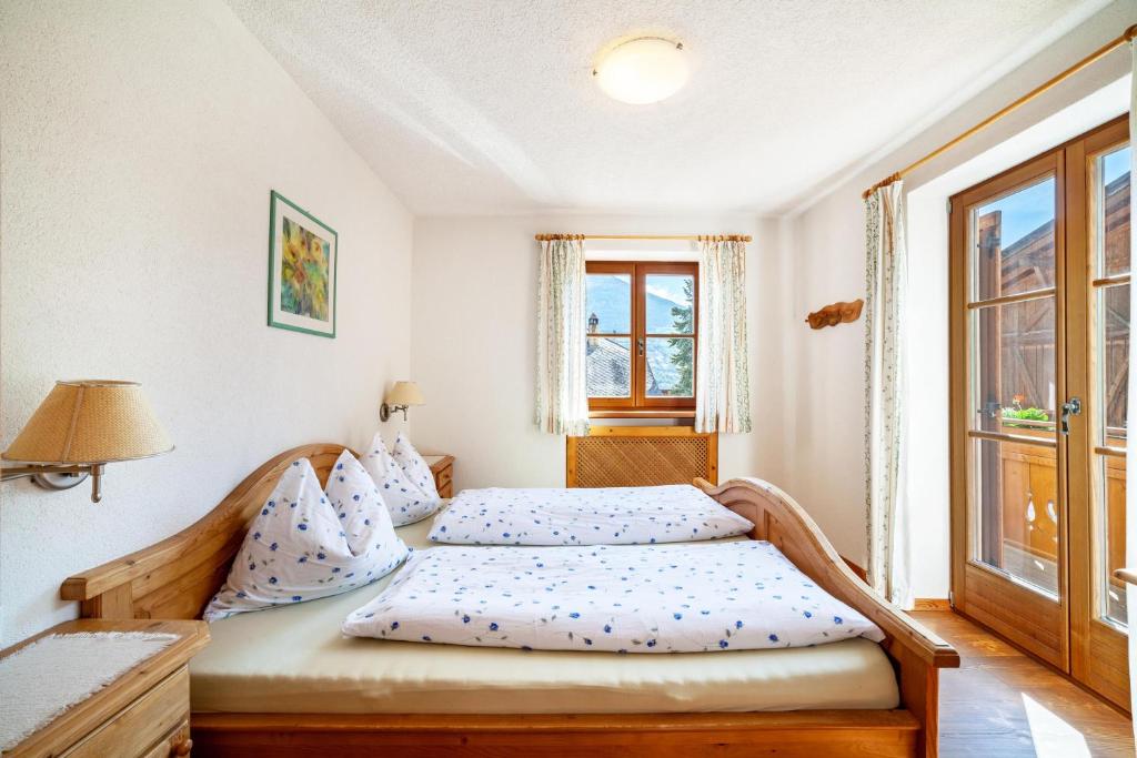 Schlafzimmer mit einem Bett und einem Fenster in der Unterkunft Hof am Schloss Apartement Enzian in Montechiaro