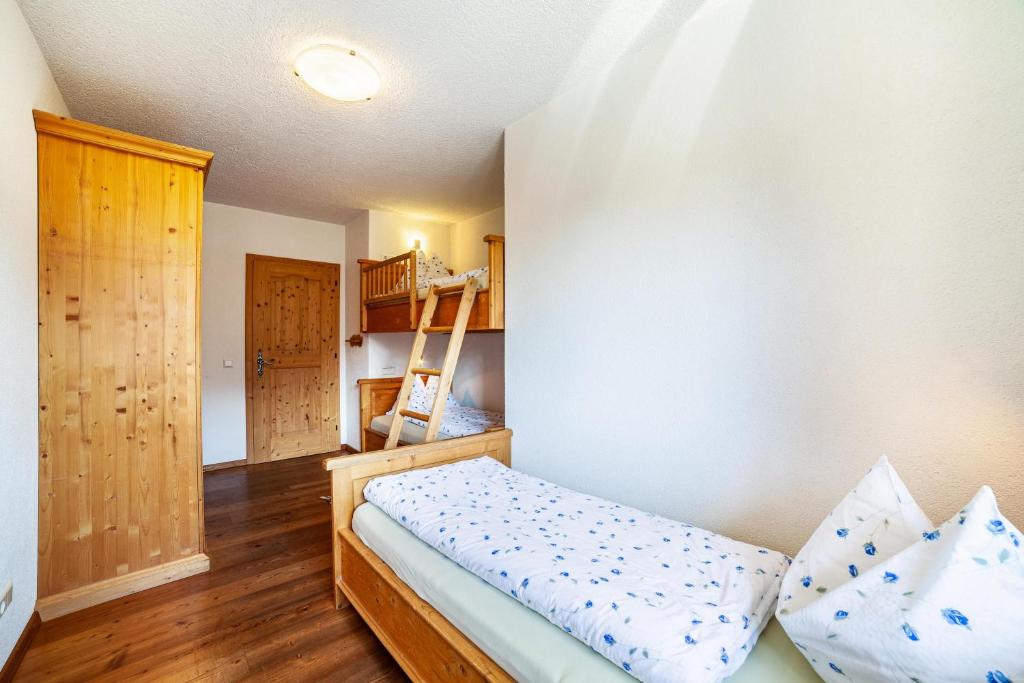 A bed or beds in a room at Hof am Schloss Apartement Enzian