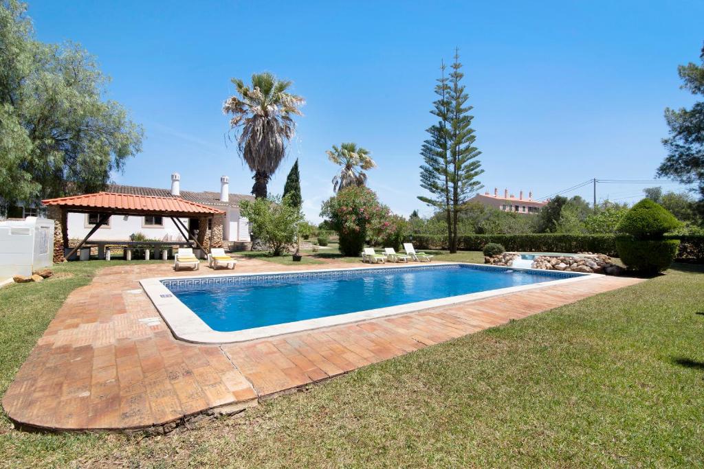 - une piscine dans une cour avec un kiosque dans l'établissement Casa Alcantarilha, à Pêra