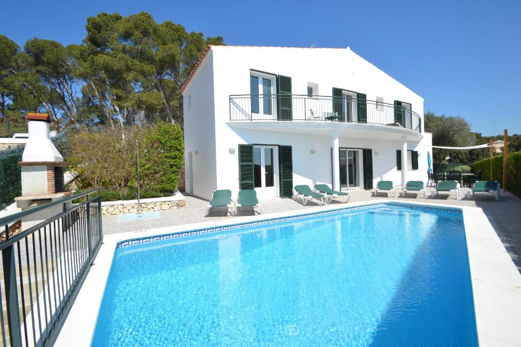 una villa con piscina frente a una casa en Villa Azucena by Sonne Villas, en Cala Galdana