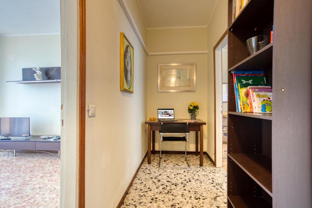A television and/or entertainment centre at CaseOspitali - Casa Luce, a due passi dal San Raffaele
