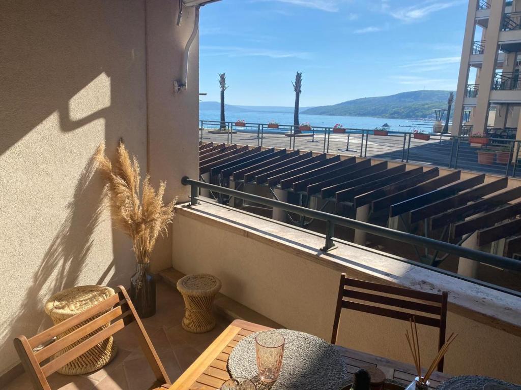 d'un balcon avec des chaises et une vue sur un stade. dans l'établissement Marina Balchik apartment, à Balchik