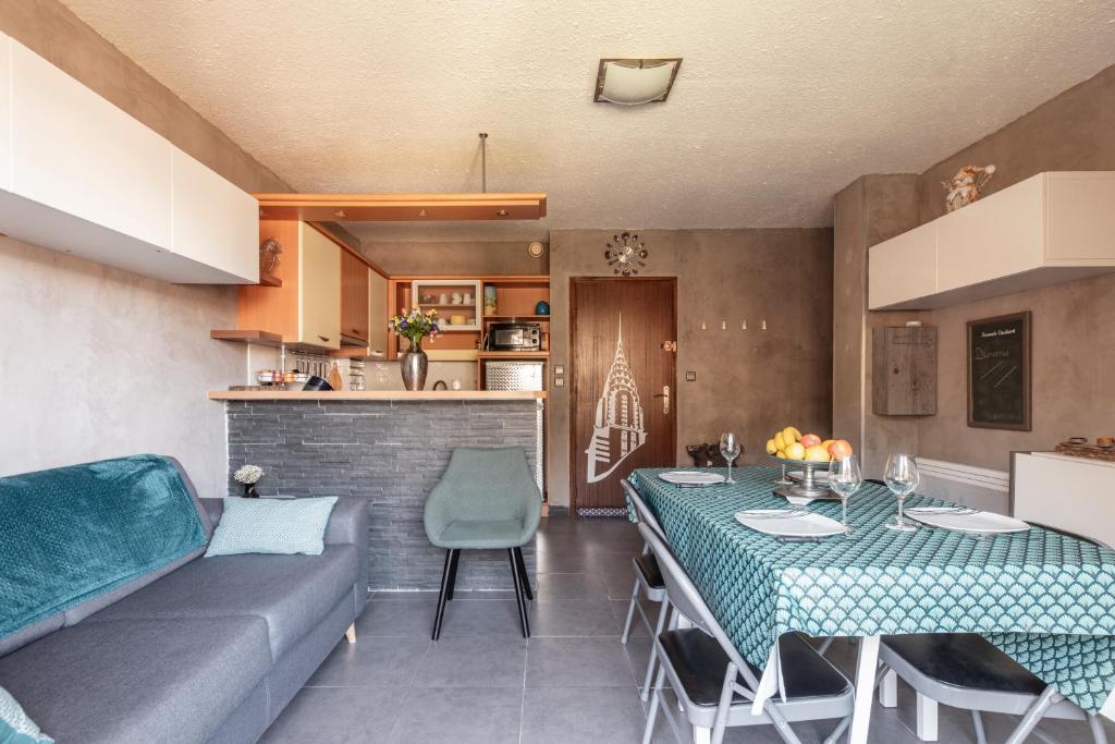 a living room with a table and a couch at Le Skieur in Saint-Léger-les-Mélèzes