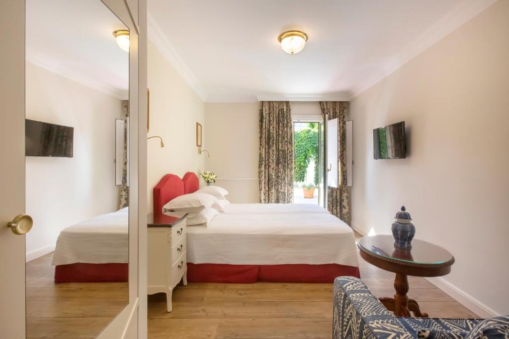 1 dormitorio con 2 camas y ventana en Kouneni Apartments, en Mykonos ciudad
