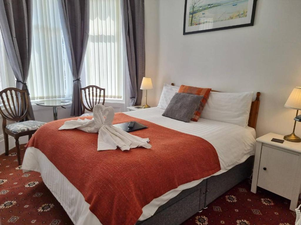 um quarto de hotel com uma cama com um laço em The Cameo em Blackpool