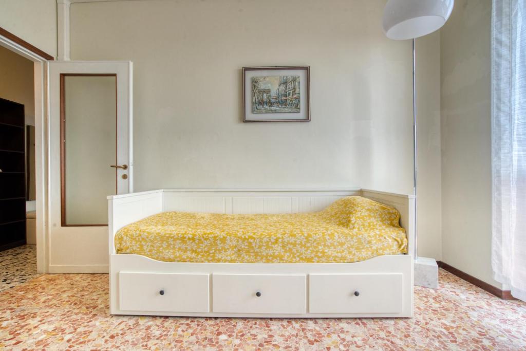 A bed or beds in a room at CaseOspitali - Casa Luce, a due passi dal San Raffaele
