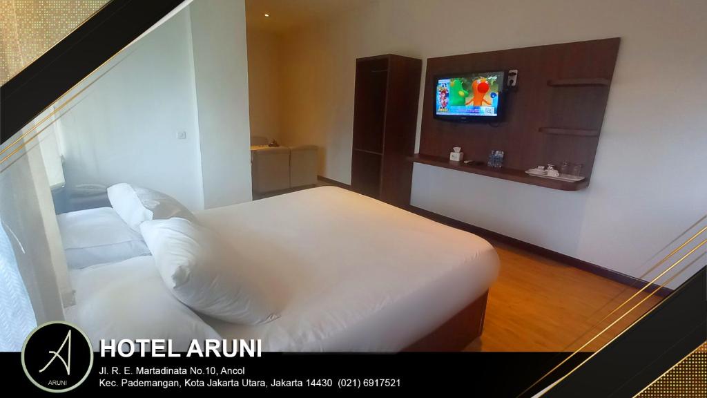 Tempat tidur dalam kamar di Hotel Aruni Ancol