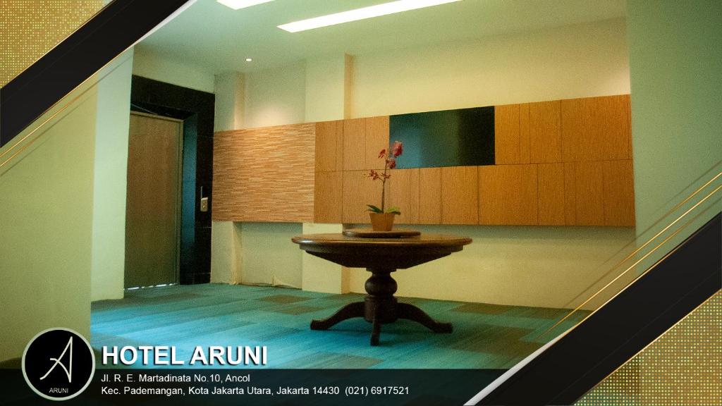 Hotel Aruni Ancol的电视和/或娱乐中心