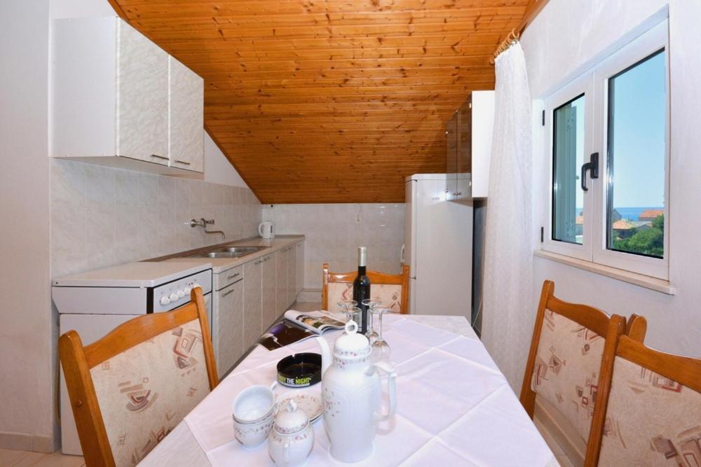Kuchyňa alebo kuchynka v ubytovaní 2-bedroom apartment with large terrace 3558-1