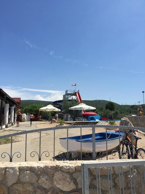 Zdjęcie z galerii obiektu Apartment in Punat with Terrace, Air conditioning, Wifi, Washing machine (3829-3) w mieście Punat