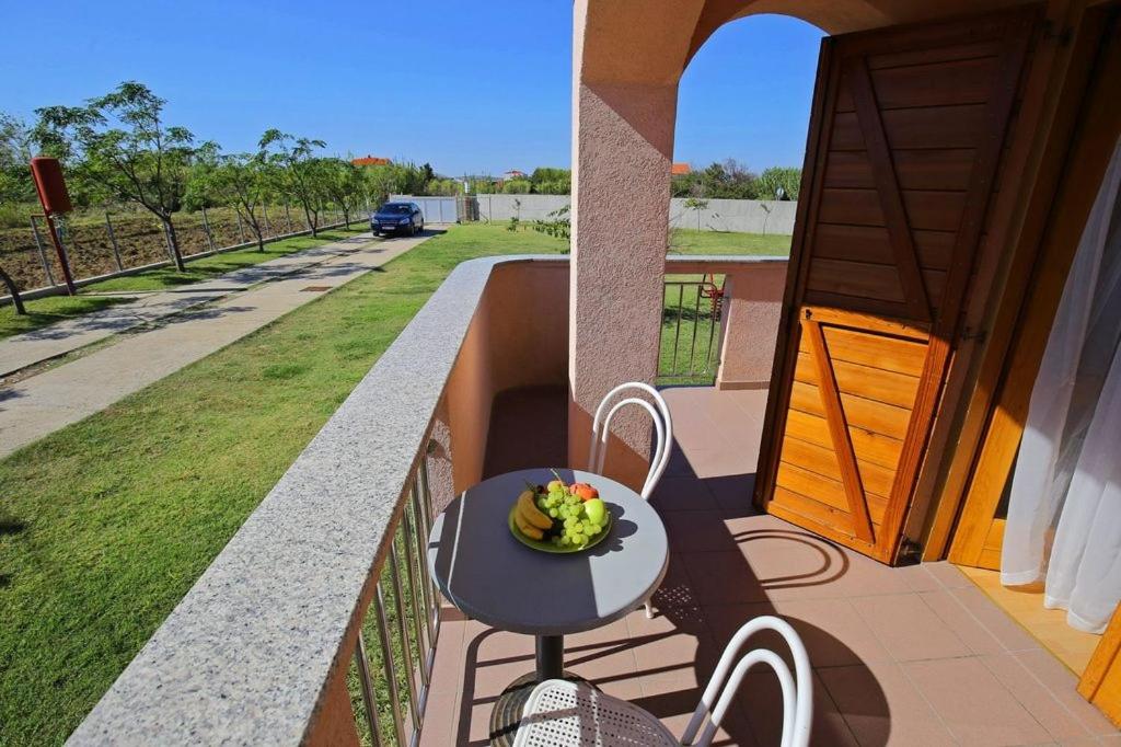 Balkón alebo terasa v ubytovaní Holiday apartment in Privlaka with sea view, balcony, air conditioning, WiFi 3598-1