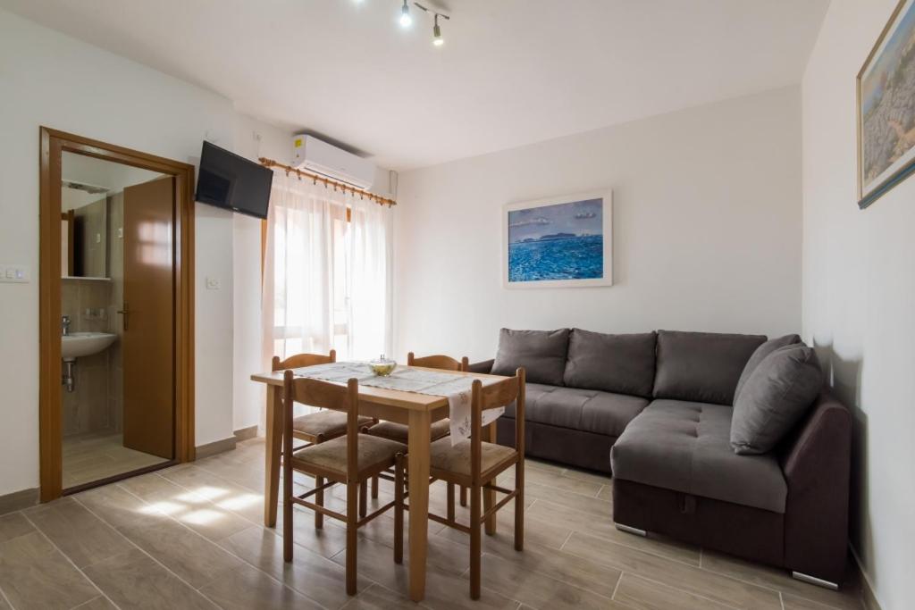 Posedenie v ubytovaní Holiday apartment in Privlaka with sea view, balcony, air conditioning, WiFi 3598-1