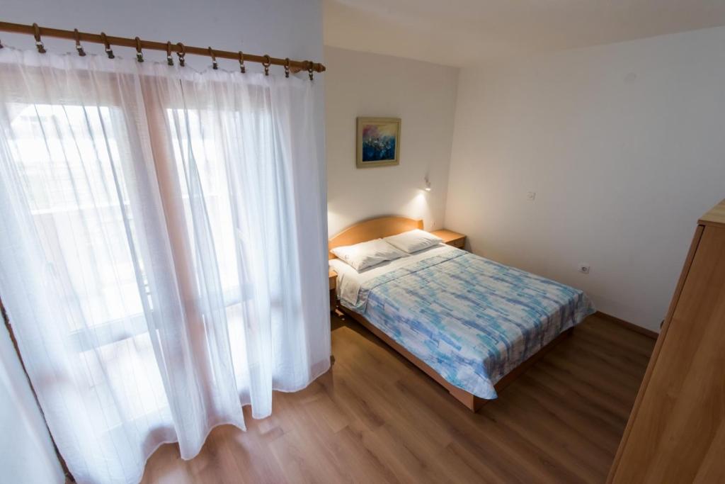 Posteľ alebo postele v izbe v ubytovaní Holiday apartment in Privlaka with sea view, balcony, air conditioning, WiFi 3598-1