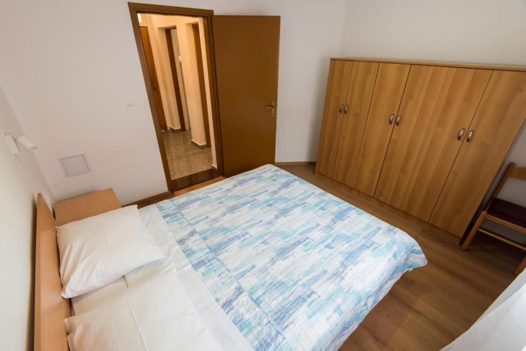Posteľ alebo postele v izbe v ubytovaní Holiday apartment in Privlaka with sea view, balcony, air conditioning, WiFi 3598-1