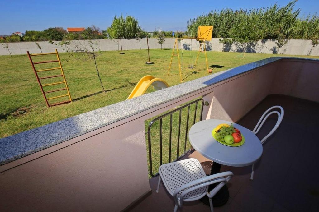 Vonkajšia záhrada v ubytovaní Holiday apartment in Privlaka with sea view, balcony, air conditioning, WiFi 3598-1