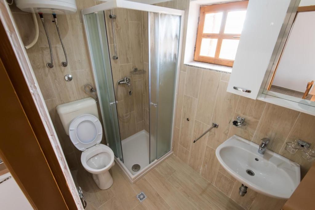 Kúpeľňa v ubytovaní Holiday apartment in Privlaka with sea view, balcony, air conditioning, WiFi 3598-1