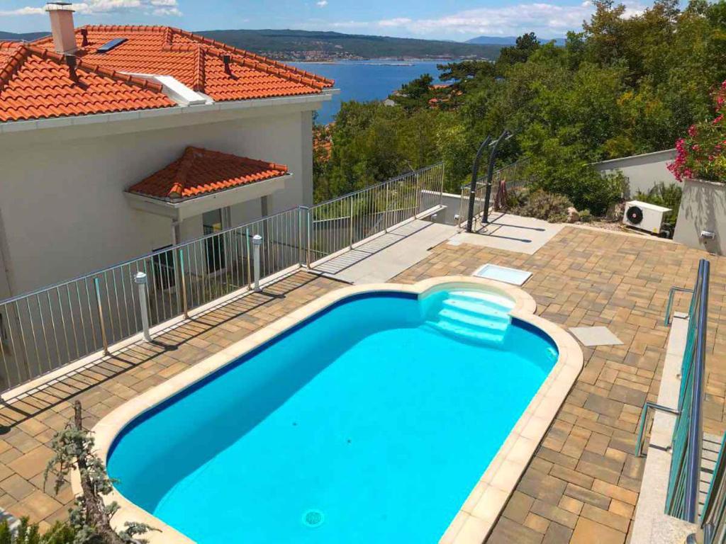 Bazén v ubytovaní Apartment in Crikvenica 42636 alebo v jeho blízkosti