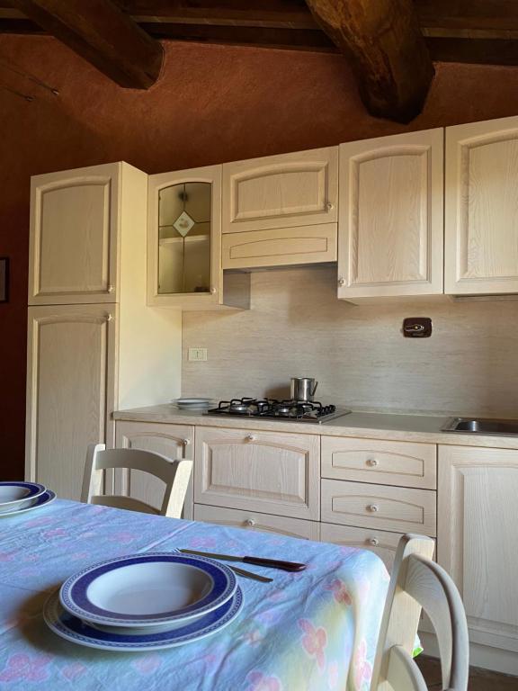 Kuchyňa alebo kuchynka v ubytovaní Agriturismo Monte Gusciani