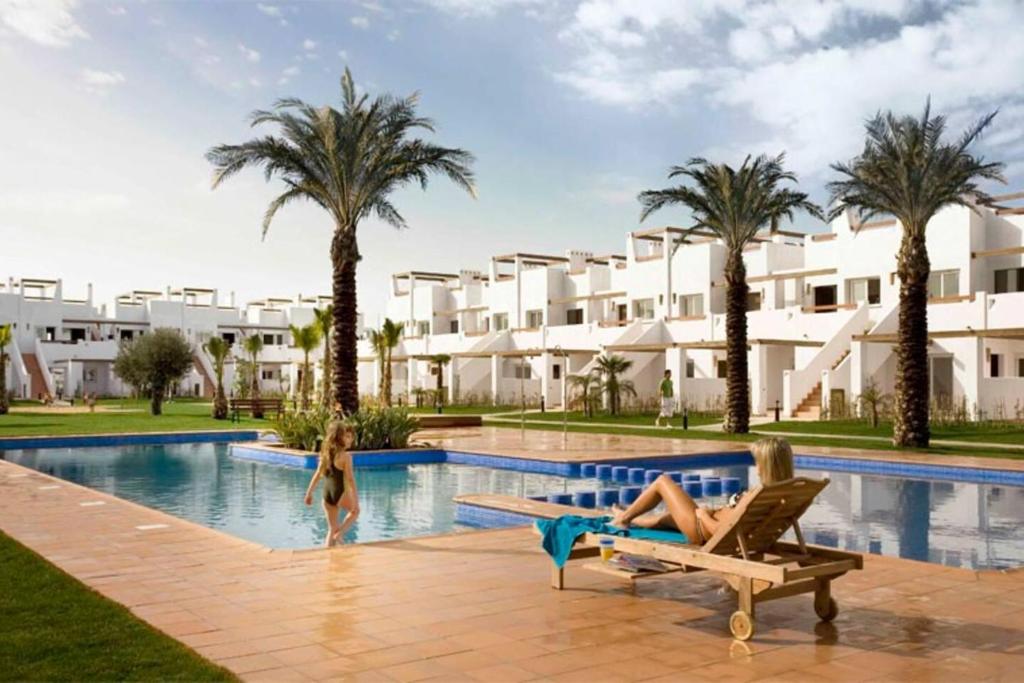 Piscina de la sau aproape de Condado De Alhama Apt-Pool-Park-Parking-Sleeps4