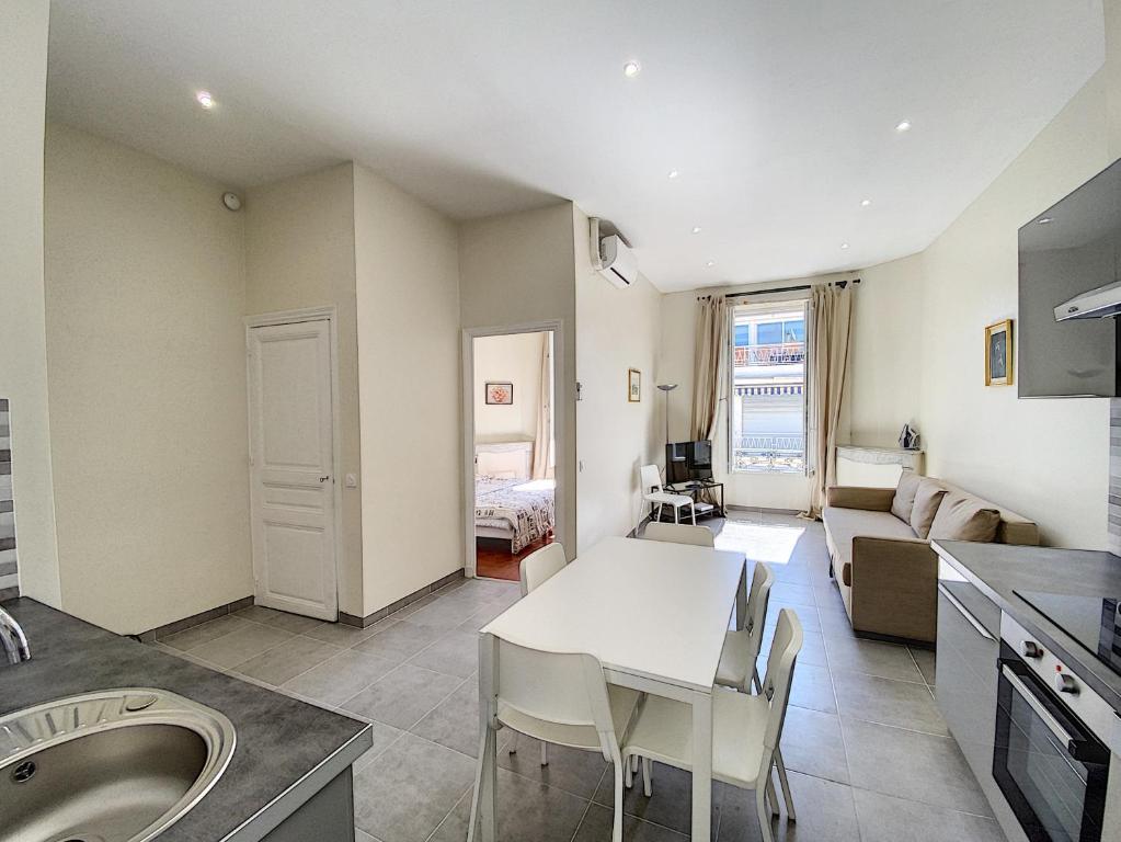 une cuisine et un salon avec une table et un canapé dans l'établissement Lecerf 2P ZEI5517, à Cannes