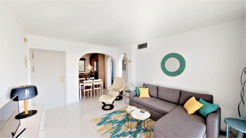 A seating area at Top Floor Apartment - Amazing Sea View