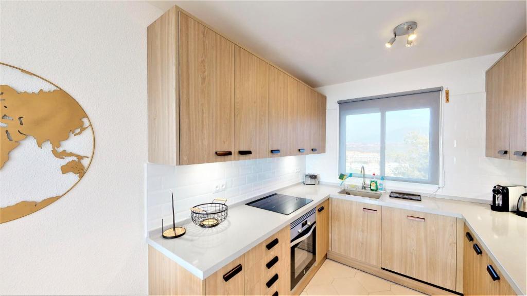 A kitchen or kitchenette at Top Floor Apartment - Amazing Sea View