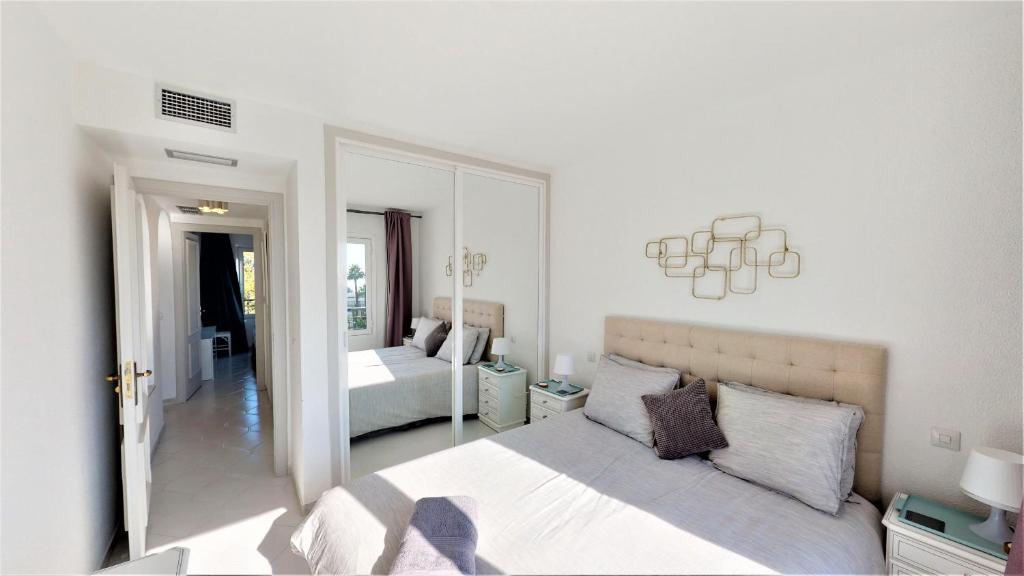 A bed or beds in a room at Top Floor Apartment - Amazing Sea View