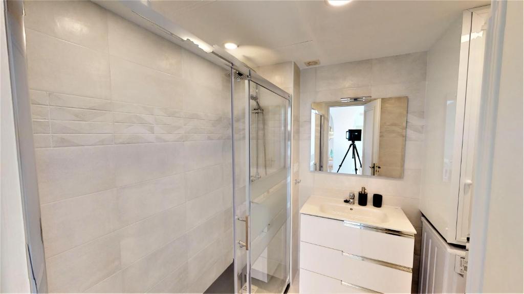 A bathroom at Top Floor Apartment - Amazing Sea View