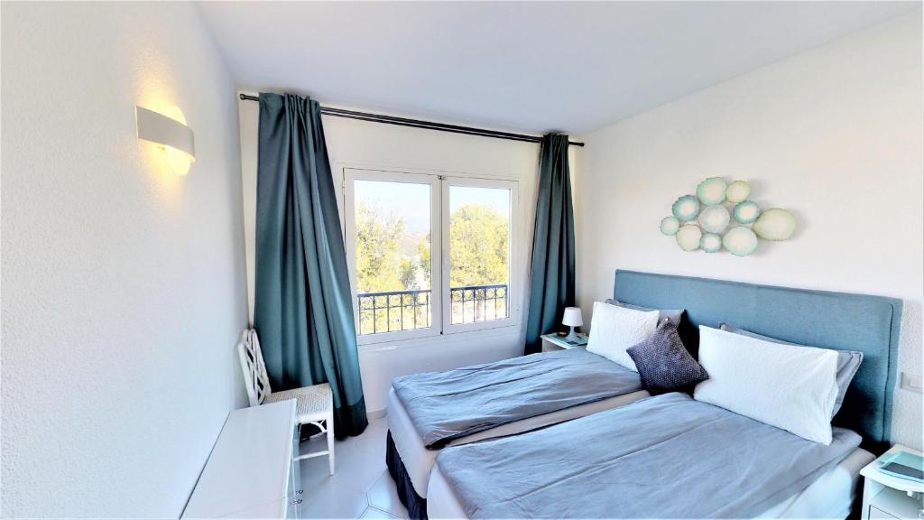 A bed or beds in a room at Top Floor Apartment - Amazing Sea View