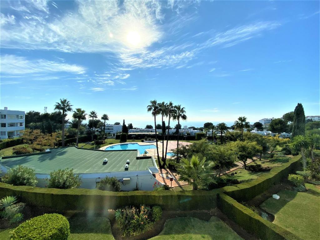 The swimming pool at or close to Top Floor Apartment - Amazing Sea View