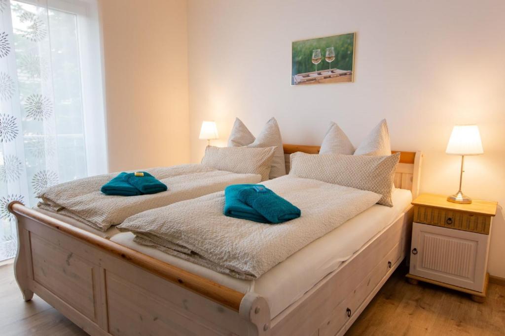 KnetzgauにあるFerienwohnungen Andreas Hetzelのベッドルーム1室(青い枕2つ付)