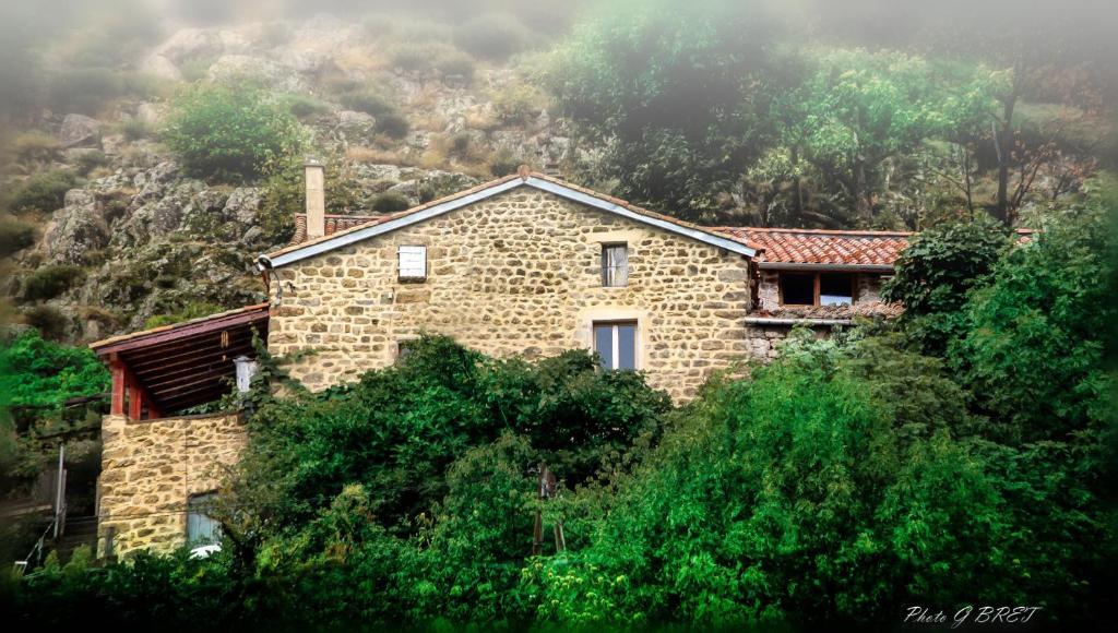 una casa in pietra sul fianco di una montagna di Quinte et Sens a Barnas