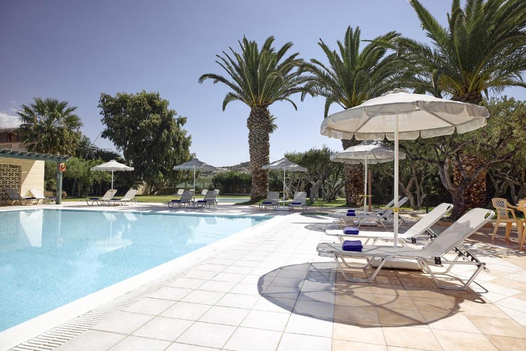 Bazén v ubytování Tylissos Beach Hotel - Adults Only nebo v jeho okolí