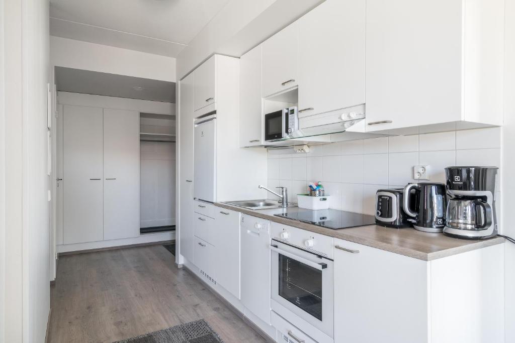 Kuchyň nebo kuchyňský kout v ubytování Hiisi Homes Kirkkonummi Masala Seppä-Kallen kuja