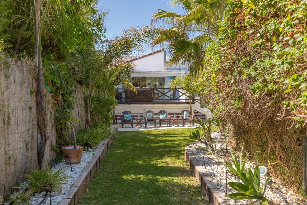Vonkajšia záhrada v ubytovaní Holiday villa for rent in Estepona