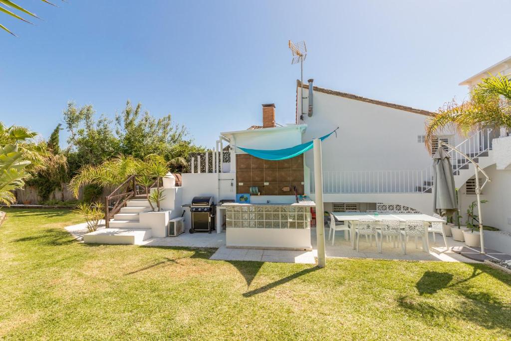 Vonkajšia záhrada v ubytovaní Holiday villa for rent in Estepona
