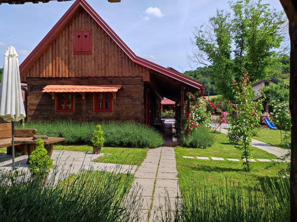 Pod orehom drvena kuća i sauna - 12