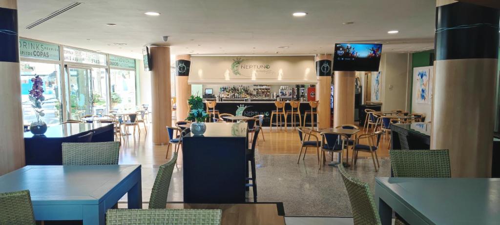 Restauracja lub miejsce do jedzenia w obiekcie Hotel Neptuno by ON Hotels Group