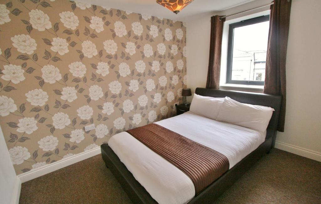 Postel nebo postele na pokoji v ubytování Central Hotel Cheltenham by Roomsbooked
