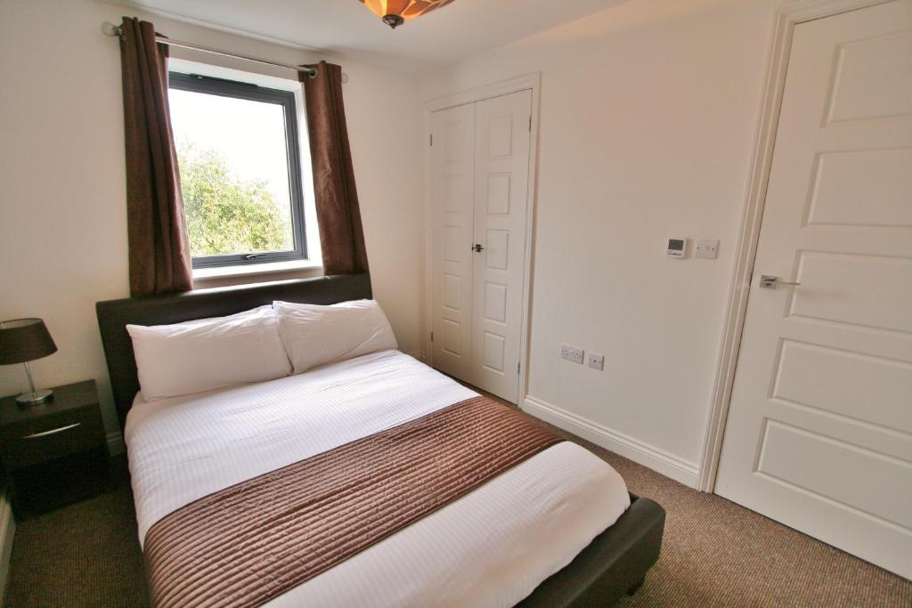 Postel nebo postele na pokoji v ubytování Central Hotel Cheltenham by Roomsbooked